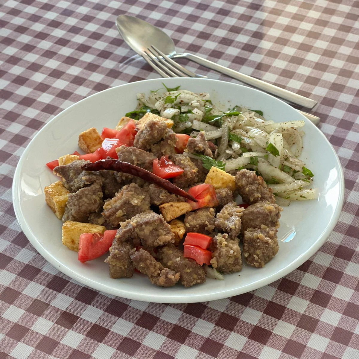 Arnavut Ciğeri (Sumaklı Soğan ve Patates ile)