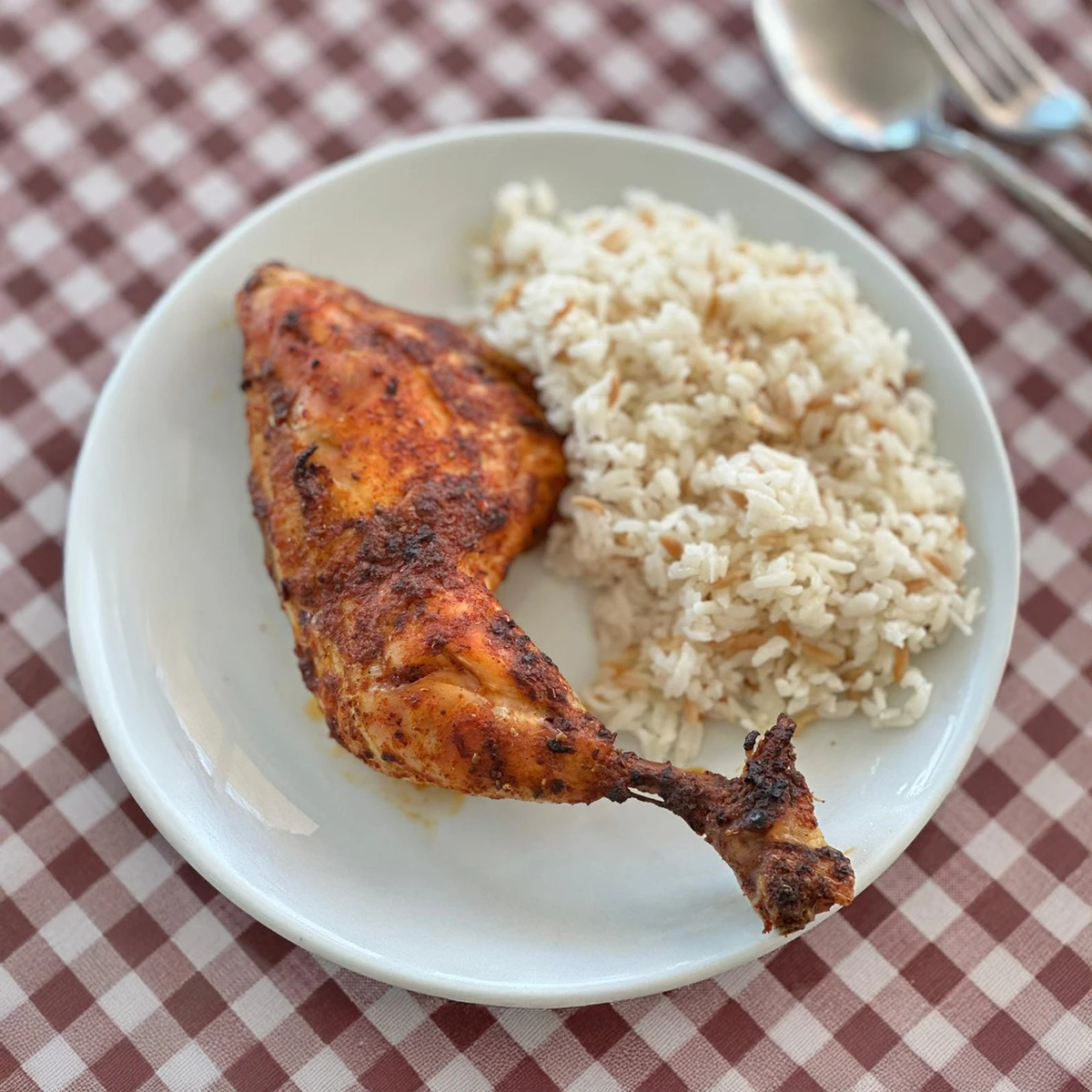 Fırında Baharatlı Tavuk But (Şehriyeli Pilav ile)